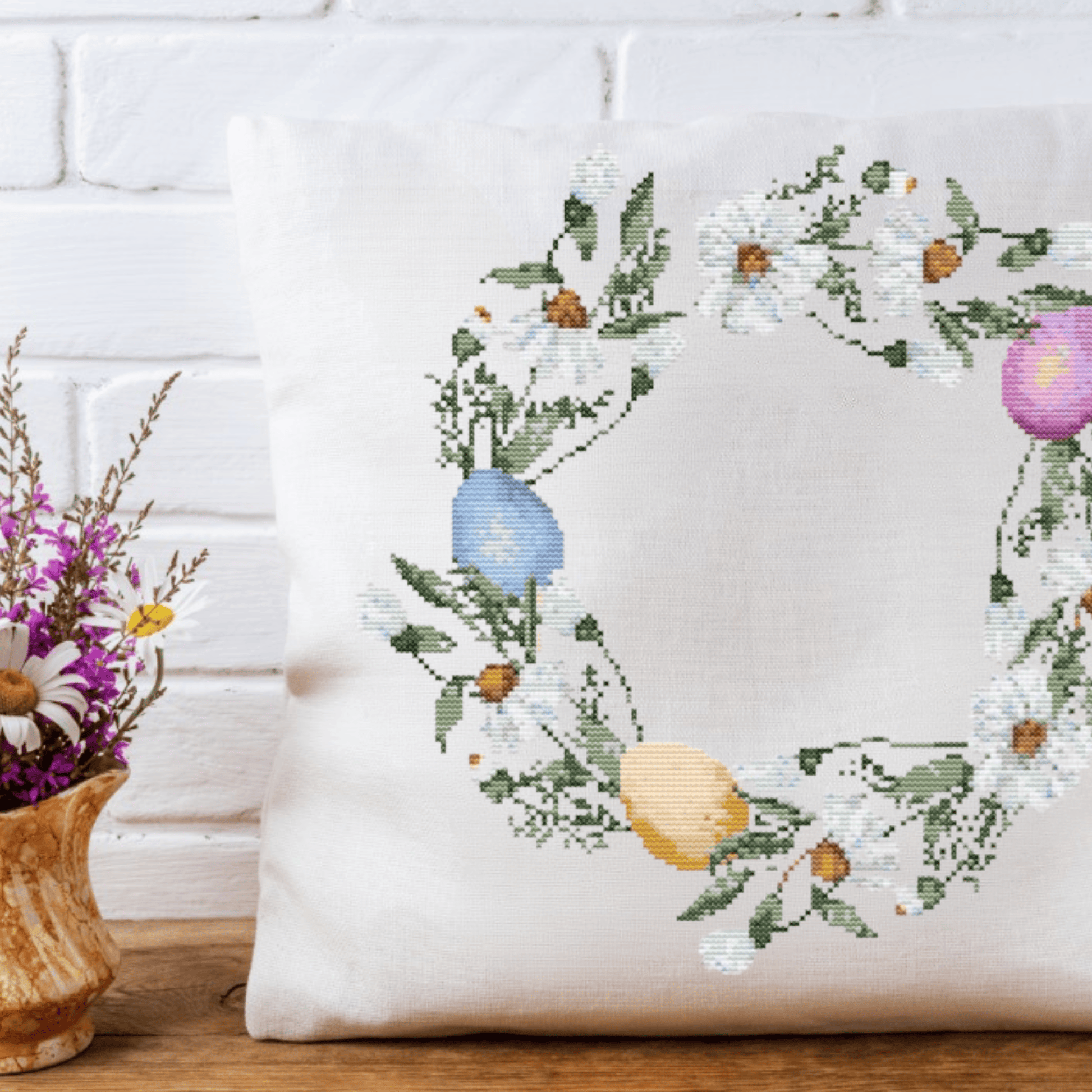 Easter wreath cross-stitch pattern with a wreath made of Easter eggs and daisies | Easter cross stitch charts | Modern and pretty cross stitch ideas